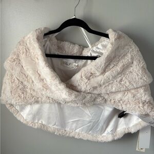 NWT Eliza J Soft Cream Faux Fur Shawl wrap stoll